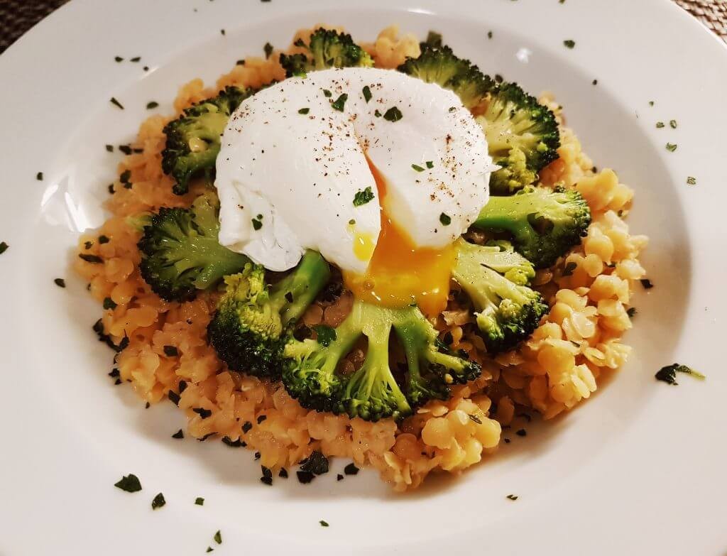 Oeuf poché sur un lit de lentilles corail